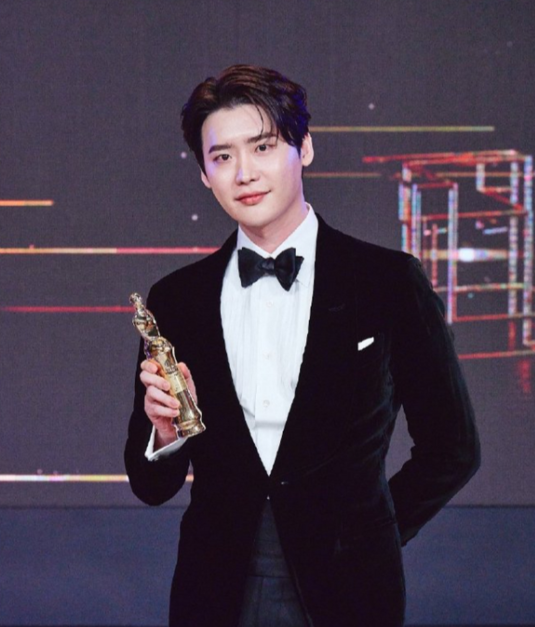 李钟硕获得mbc演技大赏奖的照片,你觉得怎么样?