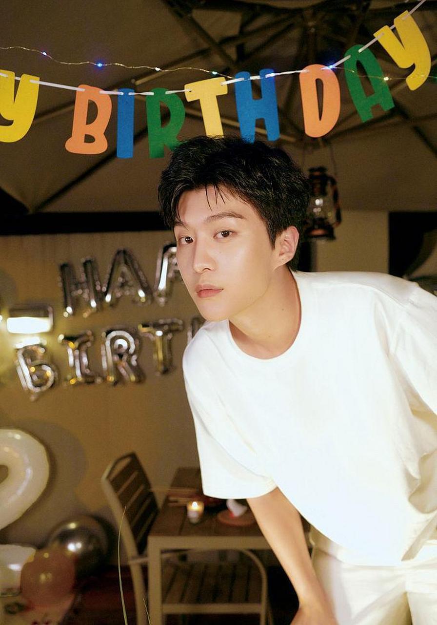 范丞丞22岁生日分享露营时刻 白色look简约纯粹眼神温柔