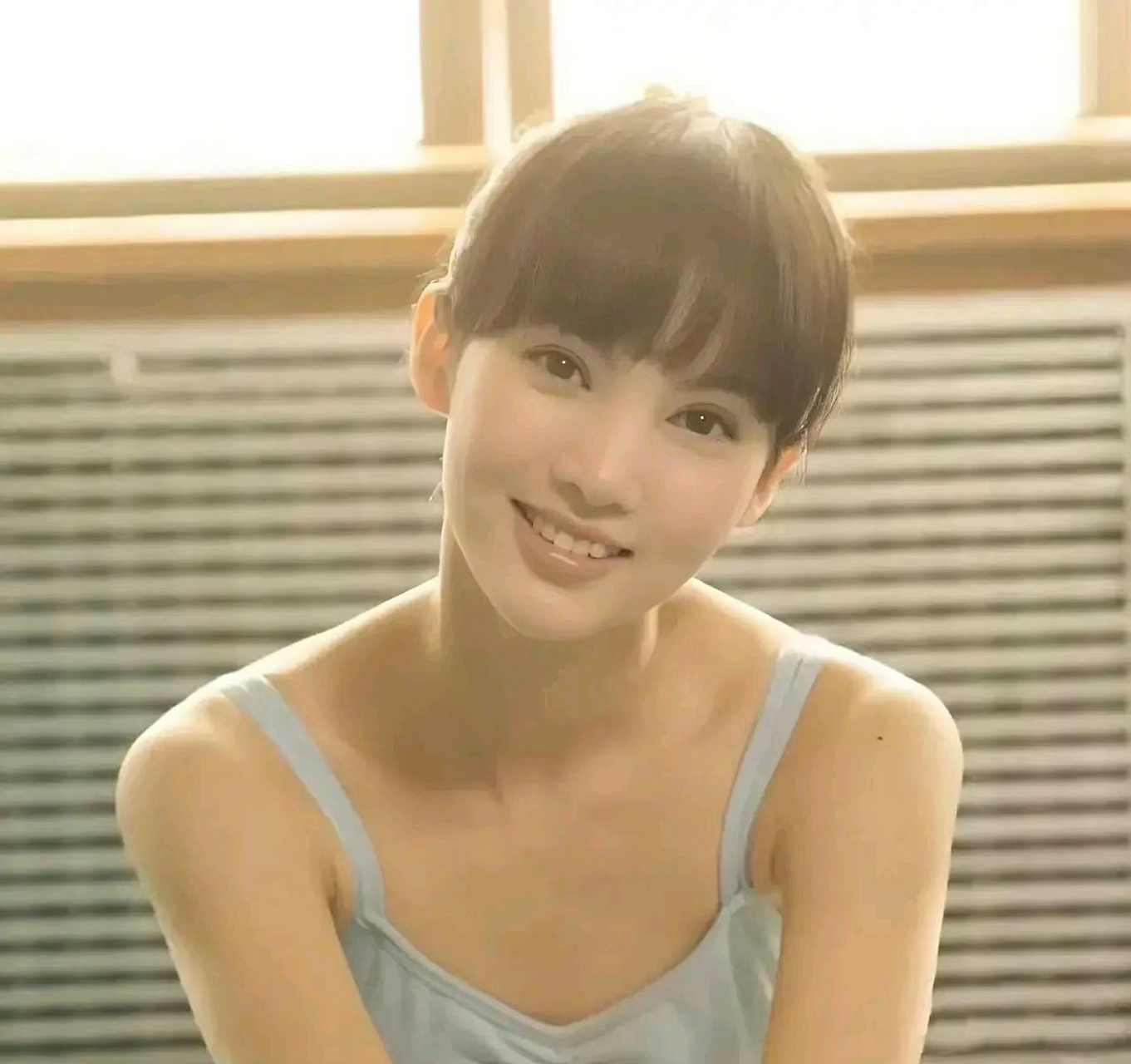 看金晨以前多嫩多美,现在瘦得皮包骨,真不咋好看!