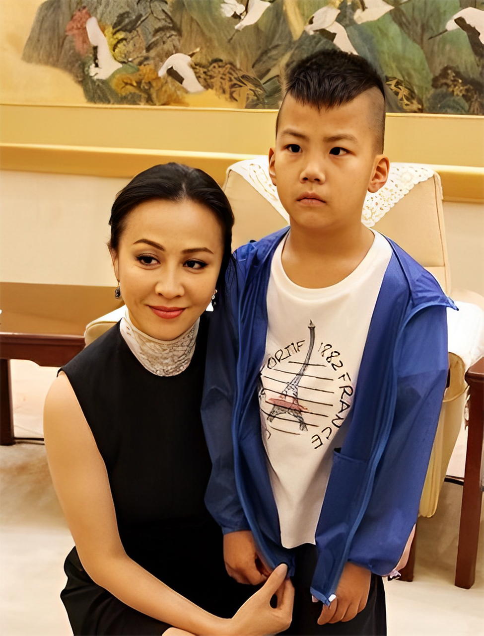 2015年,刘嘉玲"大摆酒席",收养了"乔峰"饰演的胡军之子康康为干儿子.