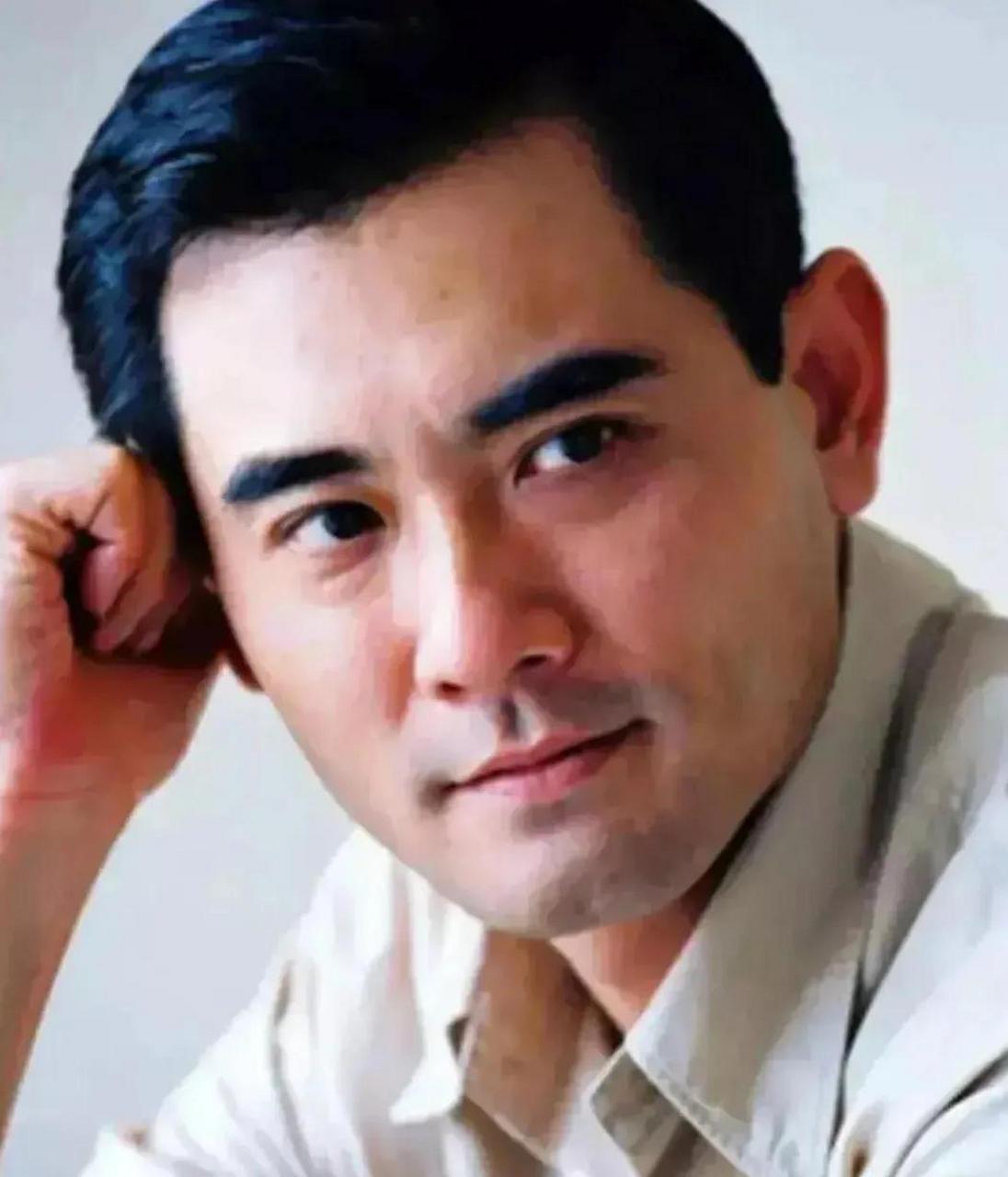 然而,现在的赵文瑄却留着络腮胡子,光头造型令人惊讶.