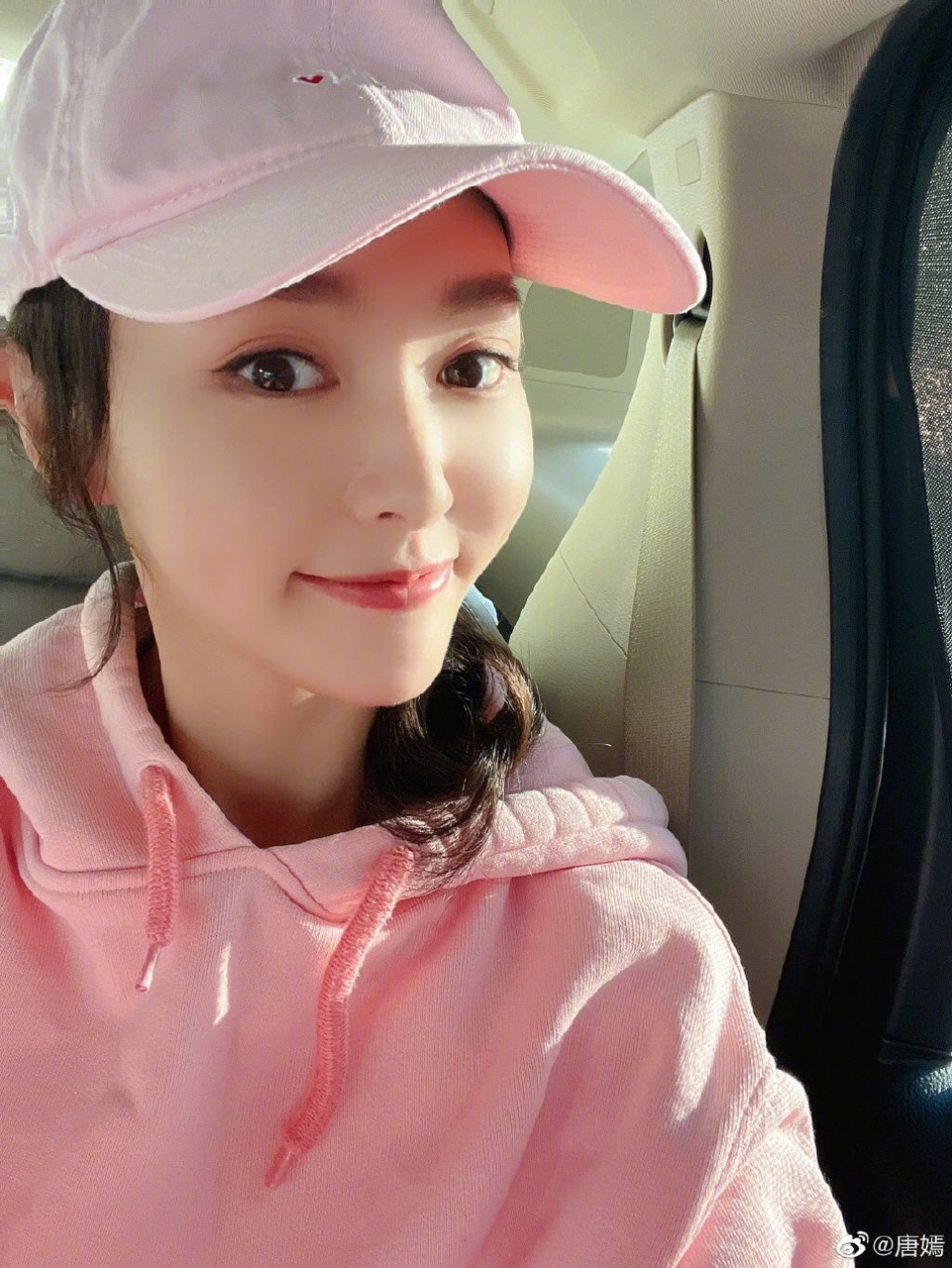 【唐嫣晒女儿背影照庆六一】 6月1日,唐嫣晒出女儿背影照,小公主穿着