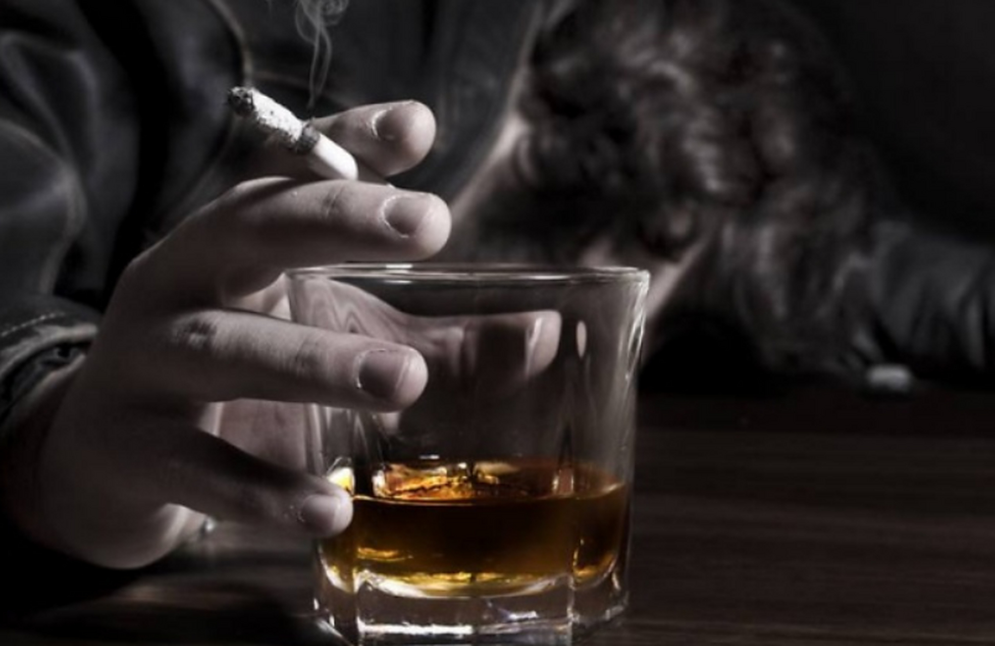 男子每天抽烟百根啤酒当水喝患多种癌症#