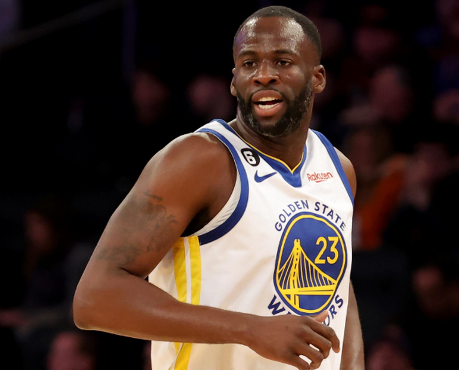 nba季后赛首轮g2的对决中,勇士的追梦-格林踩踏萨博尼斯登上了社交