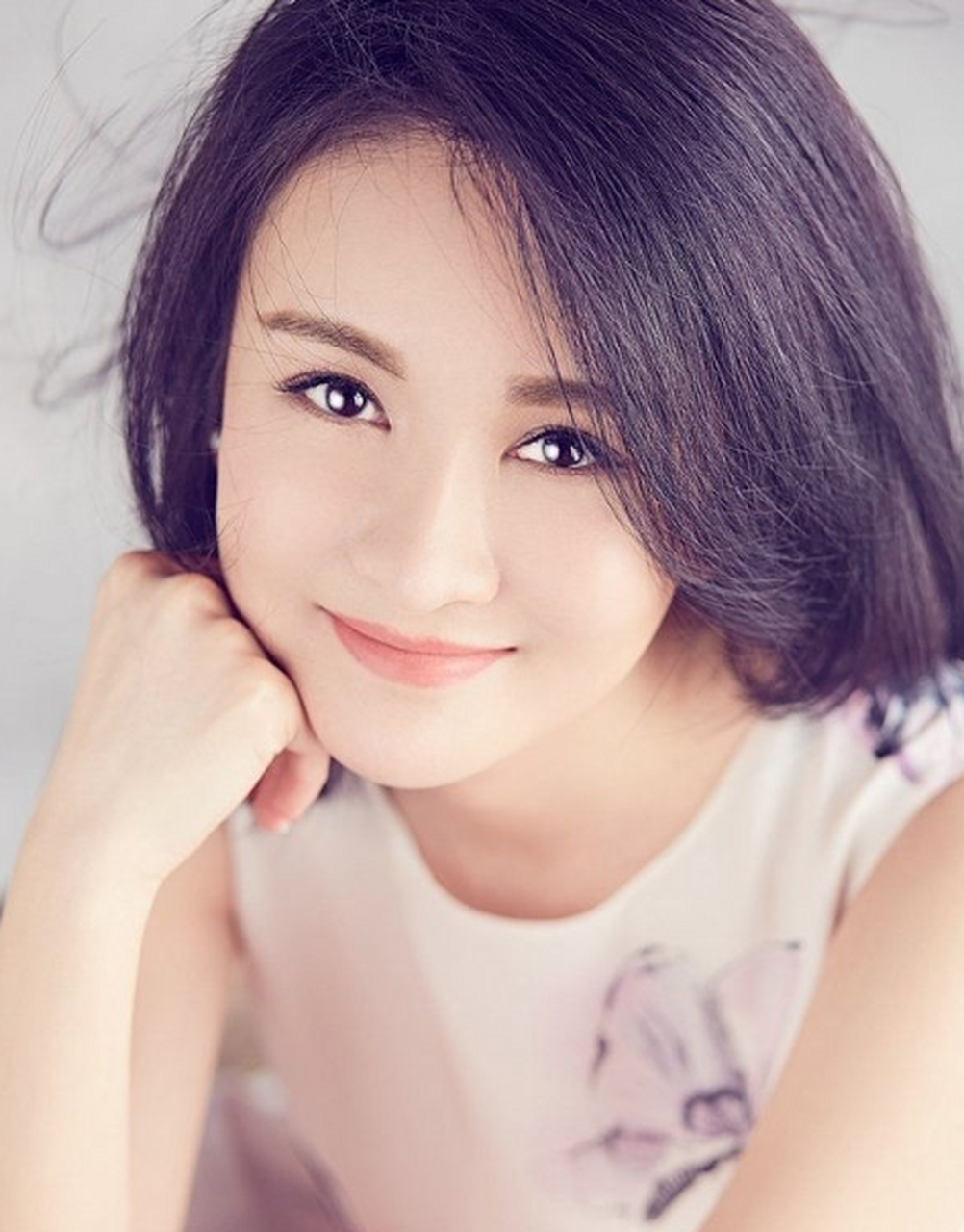 郑亦桐俏皮松散的短发在些许凌乱中透着慵懒,素雅白裙在身,看去干净而