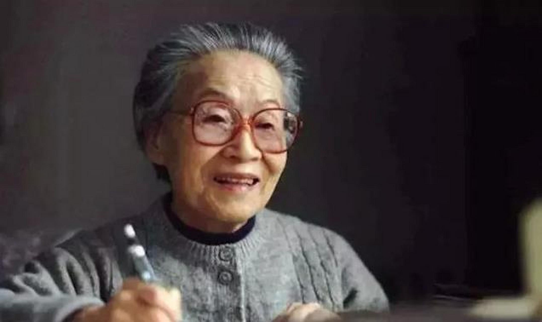 1966年杨绛先生的头发被一女孩剪成了"阴阳头",很多人都觉得她是不是