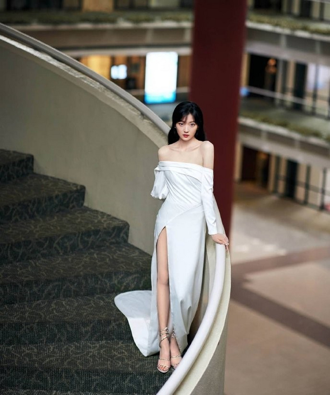 星闻#  孙千一袭白色抹胸长裙, 优雅大气性感十足! #孙千的氛围感