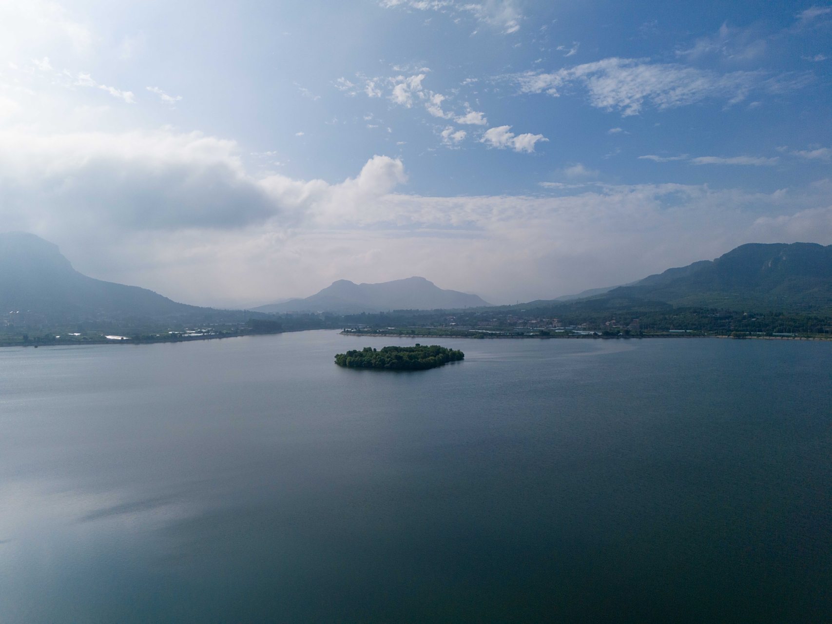 航拍济南卧虎山水库,碧水蓝天美如画卷.