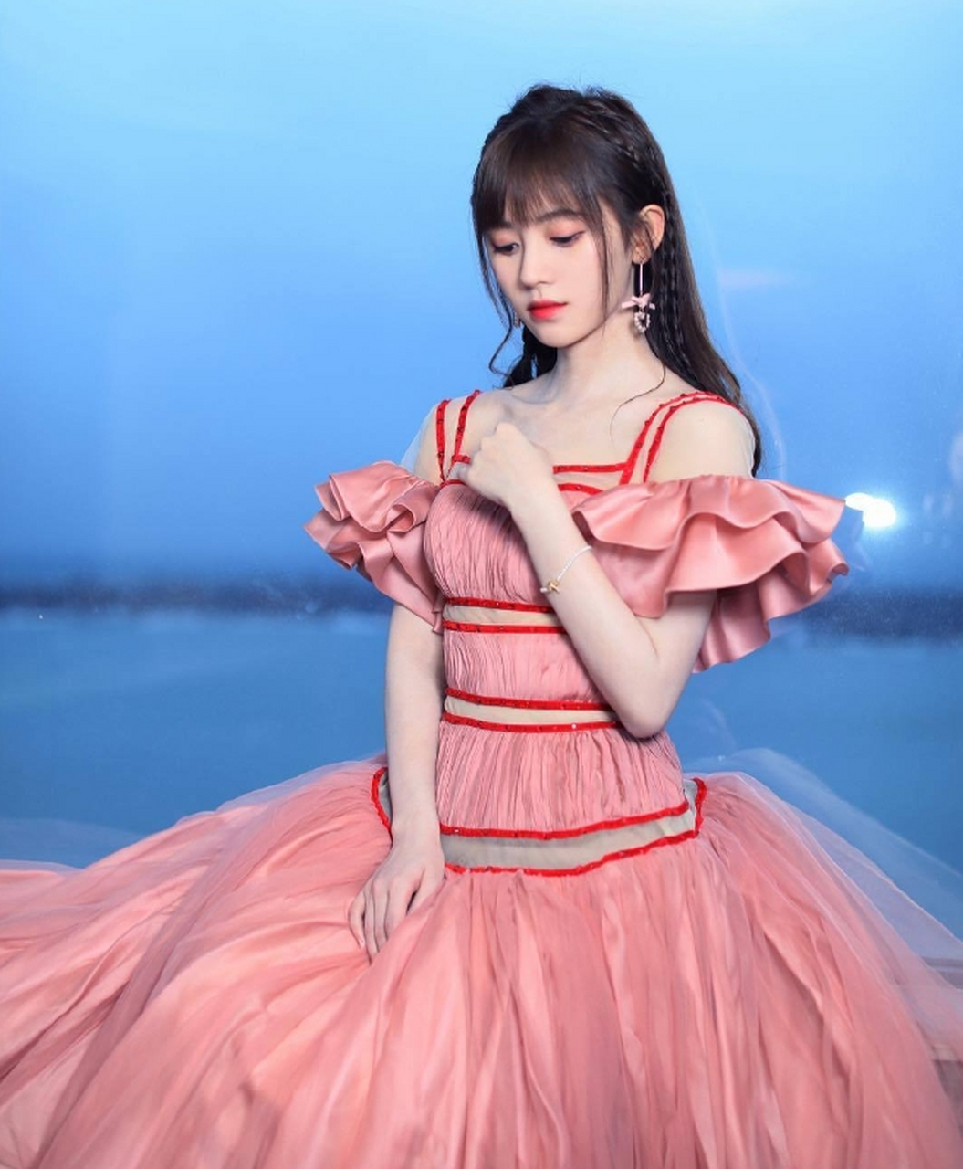 香肌玉肤,貌若天仙的"四千面美女"#鞠婧祎# 五官精致,清纯唯美,窈窕