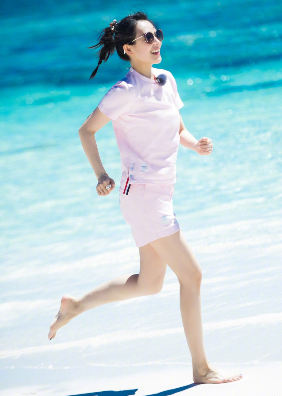 章子怡 vs谢娜  海滩  总是[鲜花]让人回味的地方