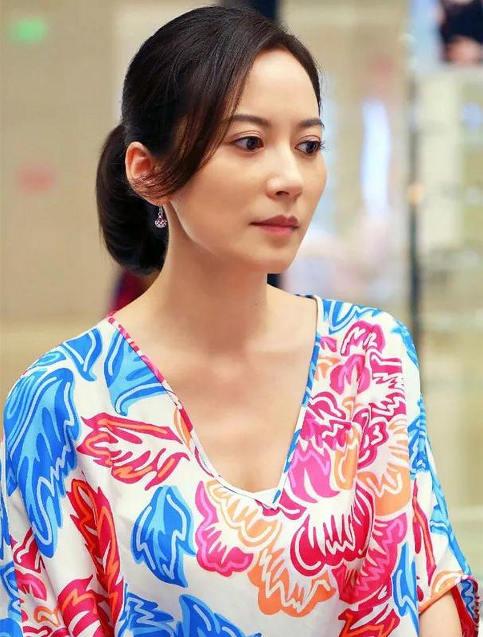 俞飞鸿那可不是一般的美,曾出演宋美龄,一位大家闺秀,丰腴唯美,身材特