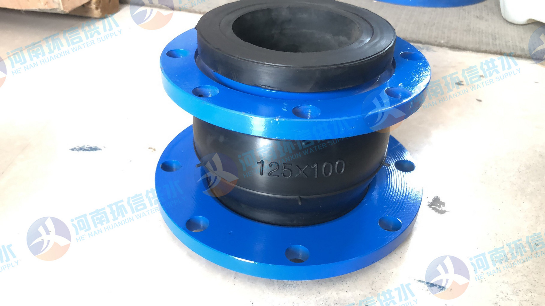 耐高压翻边限位橡胶接头是一种创新的管道配件,它的设计巧妙地结合了