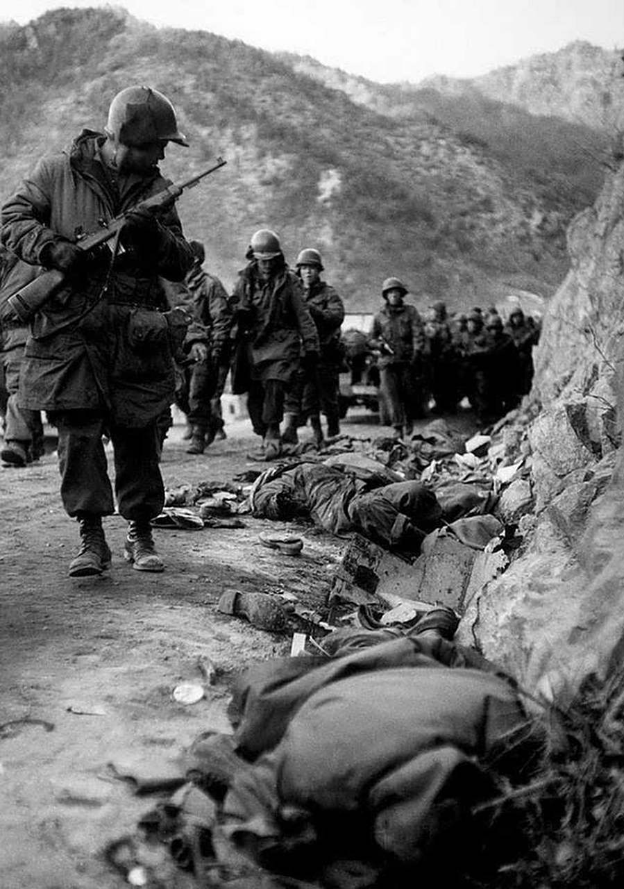 据统计,朝鲜人民惨死21.5万,伤亡30万,万