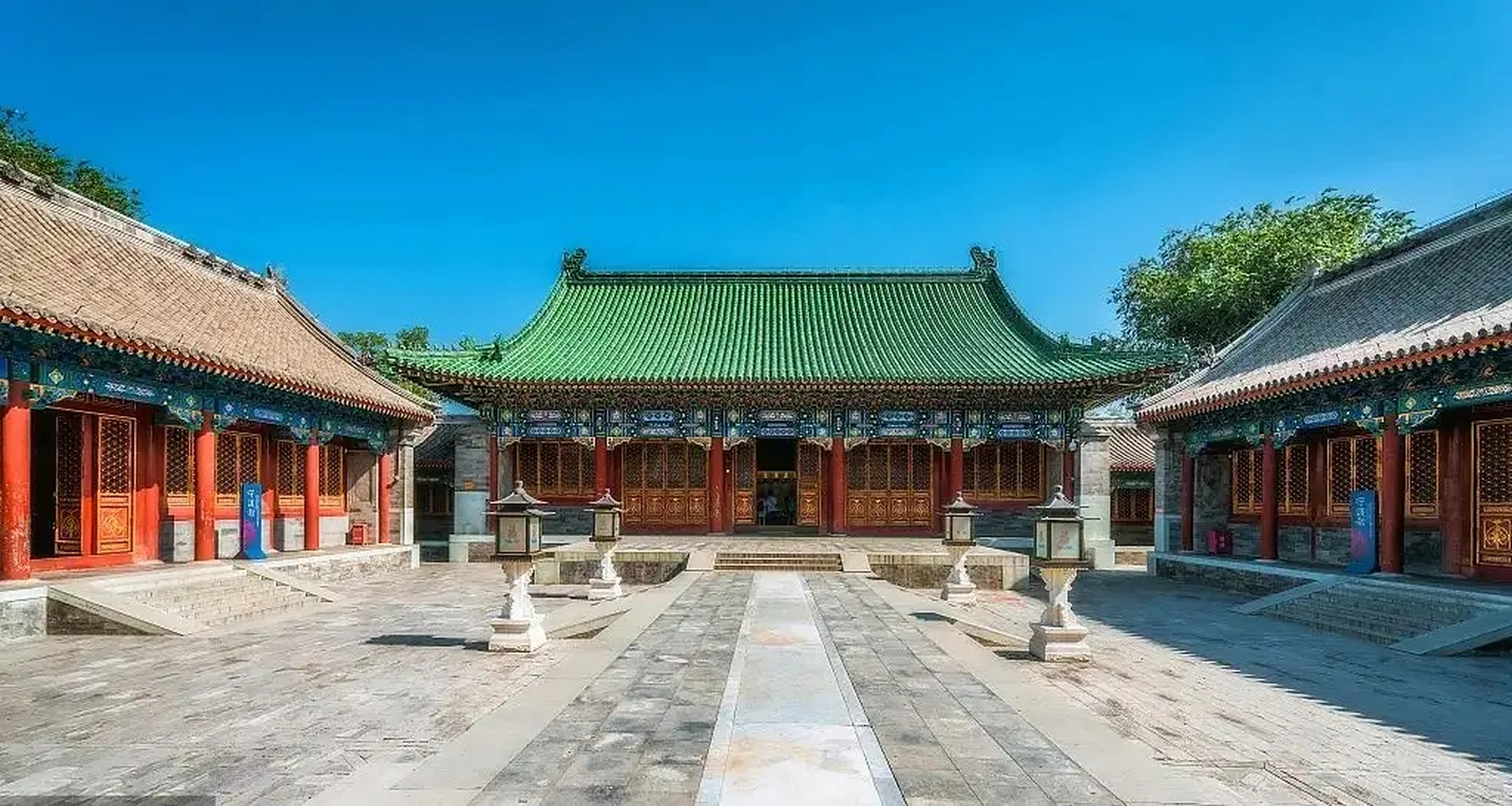 著名aaaaa级景区:恭王府及花园,位于北京市西城区前海西街17号,为清代