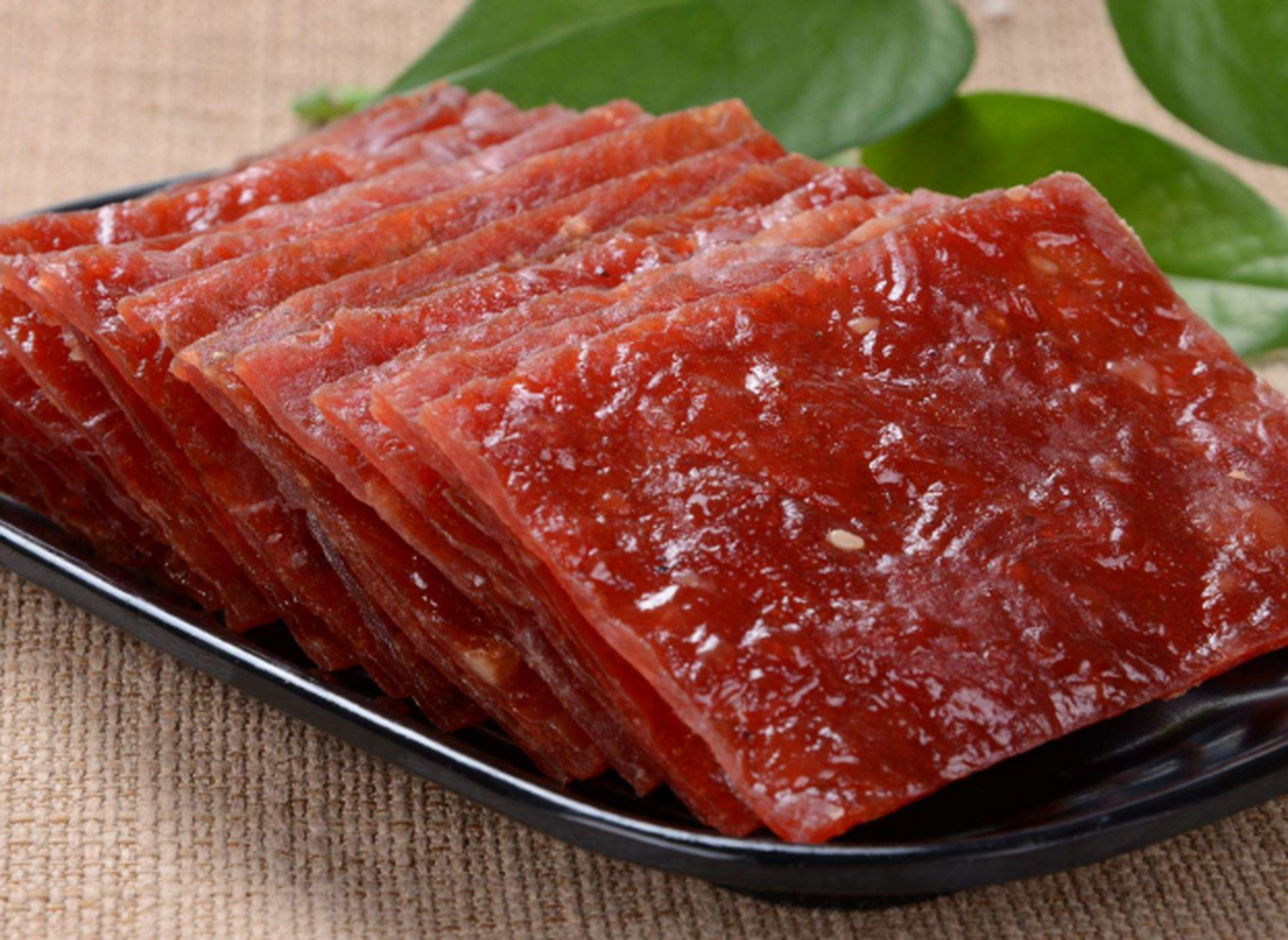 猪肉脯颜色红亮,上面的纹理清晰可见,每片肉脯都很扎实,厚厚的很实在