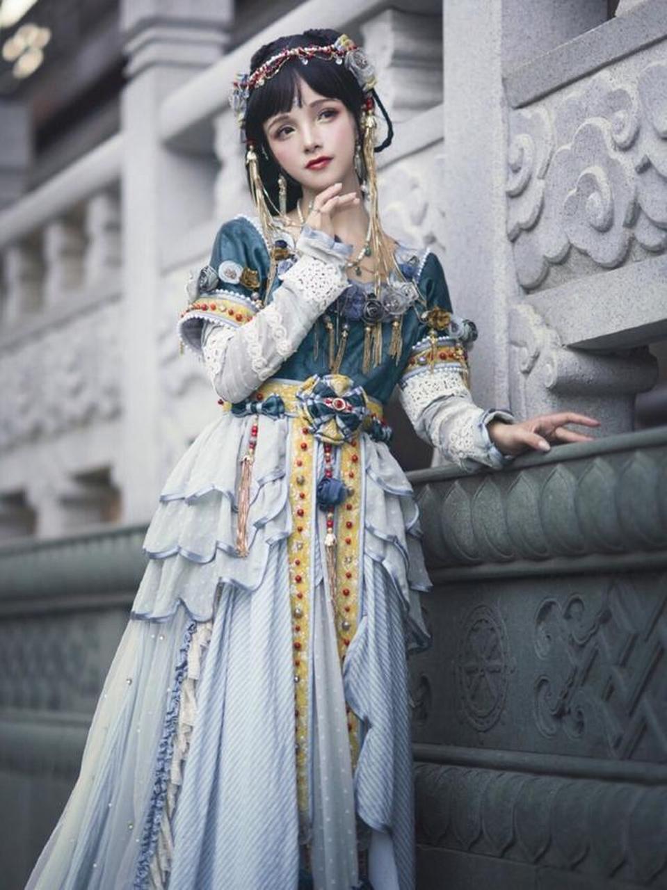 【汉服与洛丽塔结合的小裙子】  这套造型更多的是运用了中国河西走廊