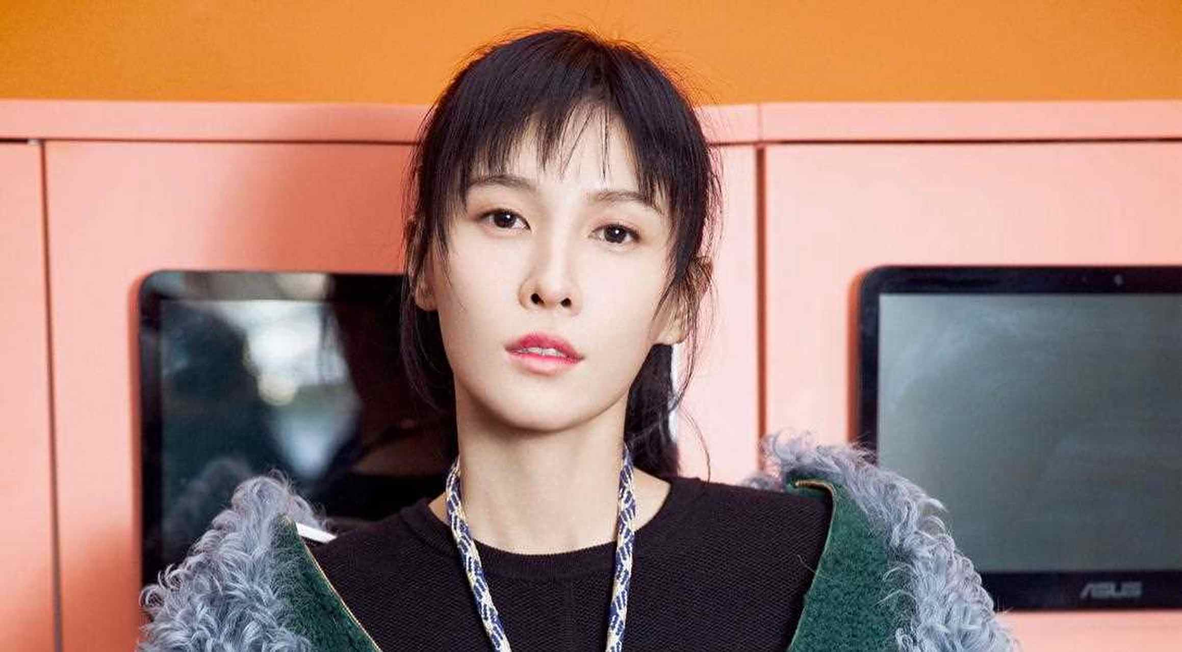 但接到电话的张蓝心一直以为对方是骗子,甚至还把成龙的助理大骂了一