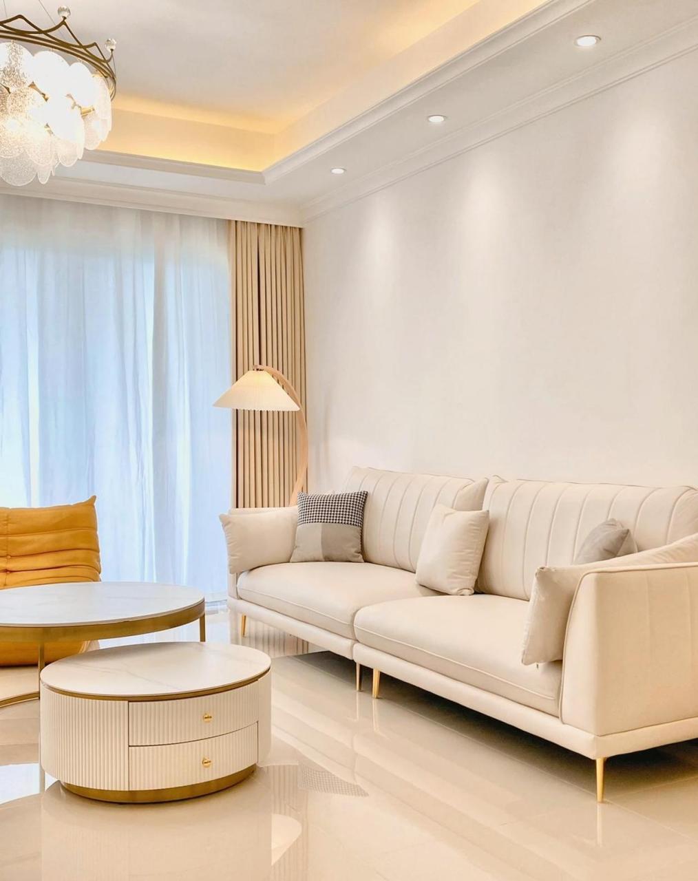 客厅通铺亮面浅色地砖搭配白色的墙面,视觉上更加通透明亮[饺子],回型