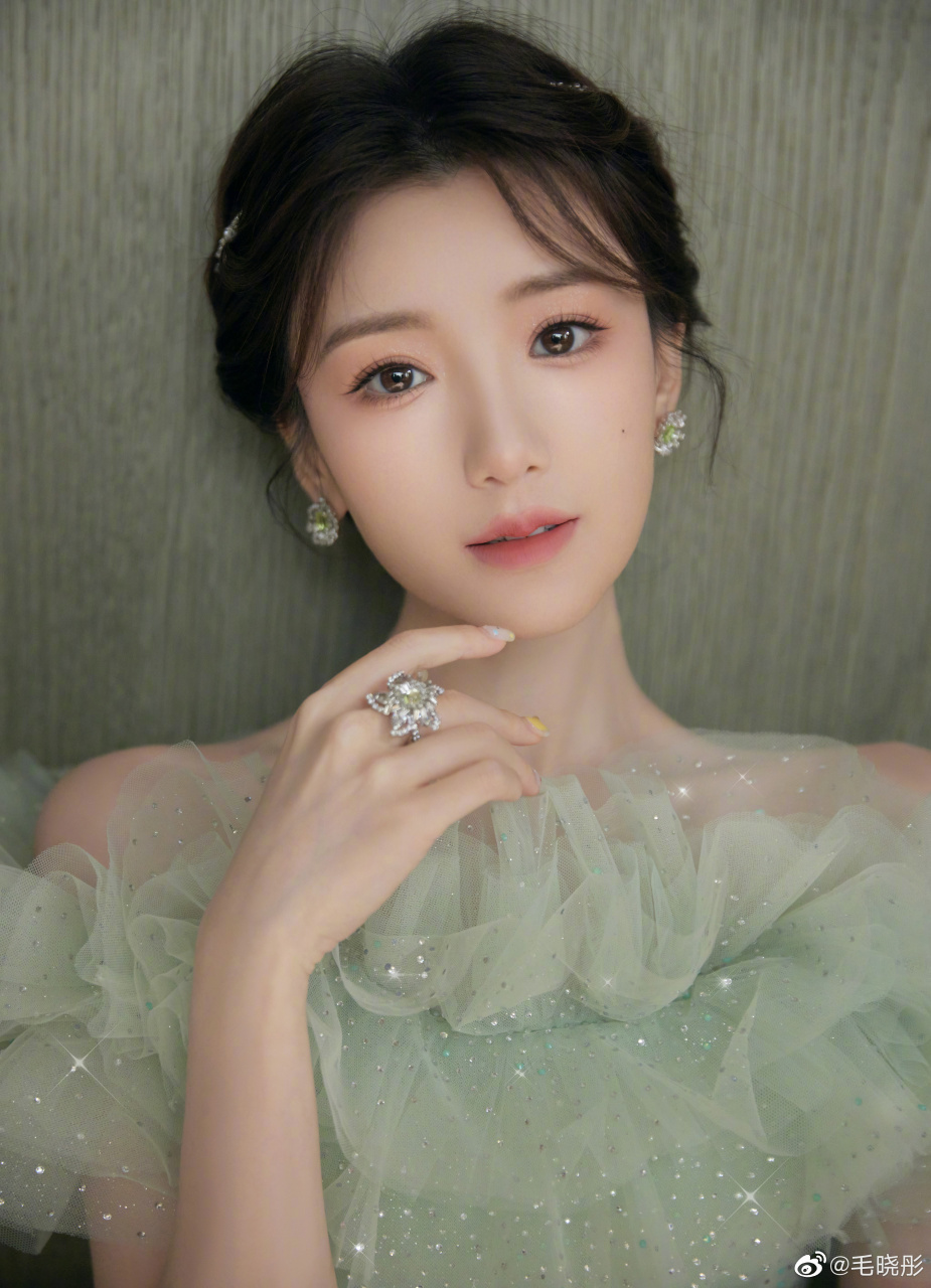 云襄传女主角毛晓彤真的太美了,身穿淡绿色薄纱公主裙,散发出一种清新