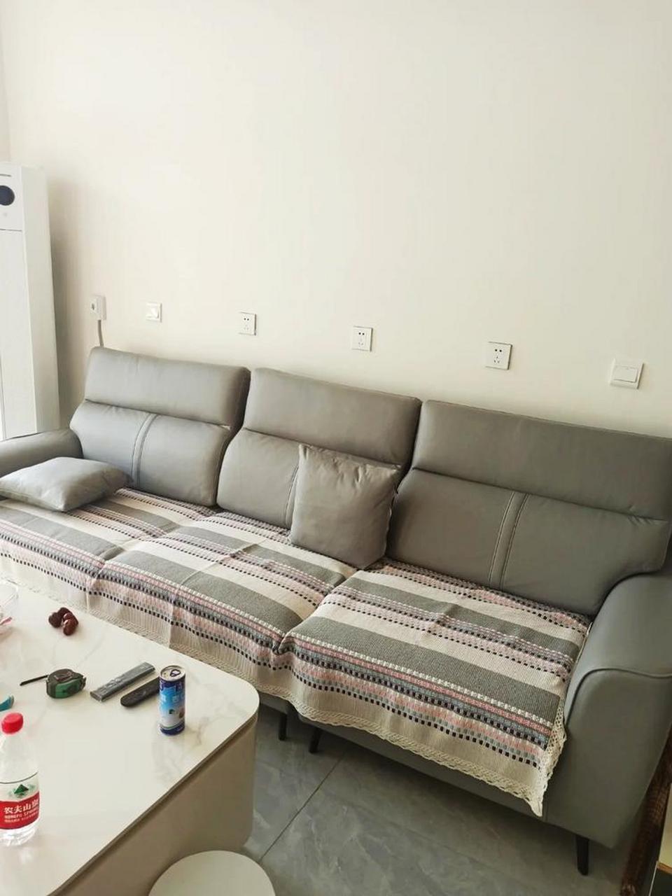 感谢电工师傅给我留的这些插座,我想以后躺在沙发上看手机,玩电脑