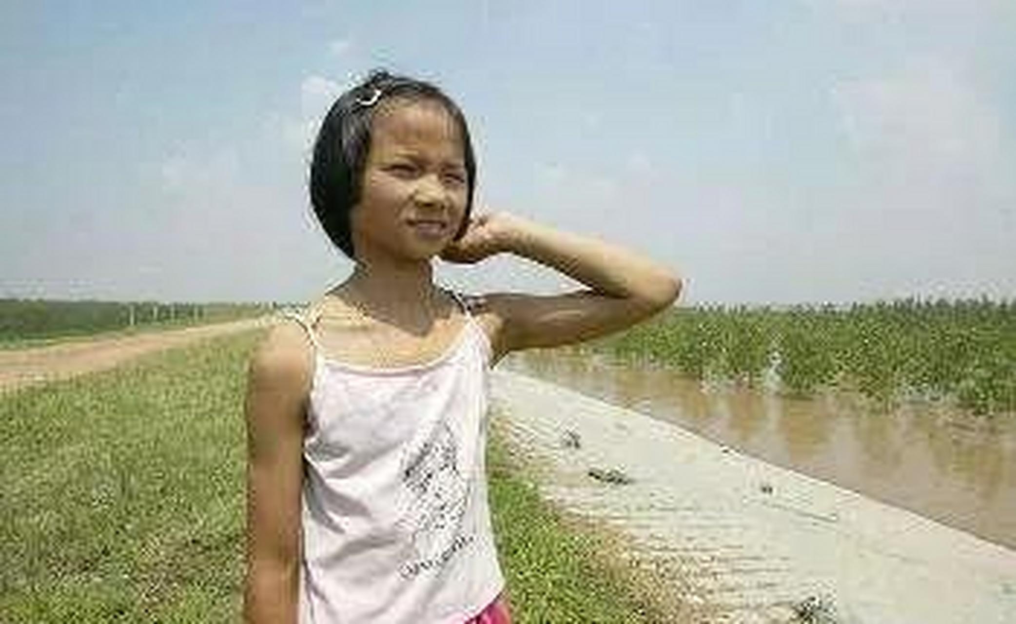 98年洪水中小女孩去抗洪了#还记得1998年洪灾中抱树获救的小江珊吗?