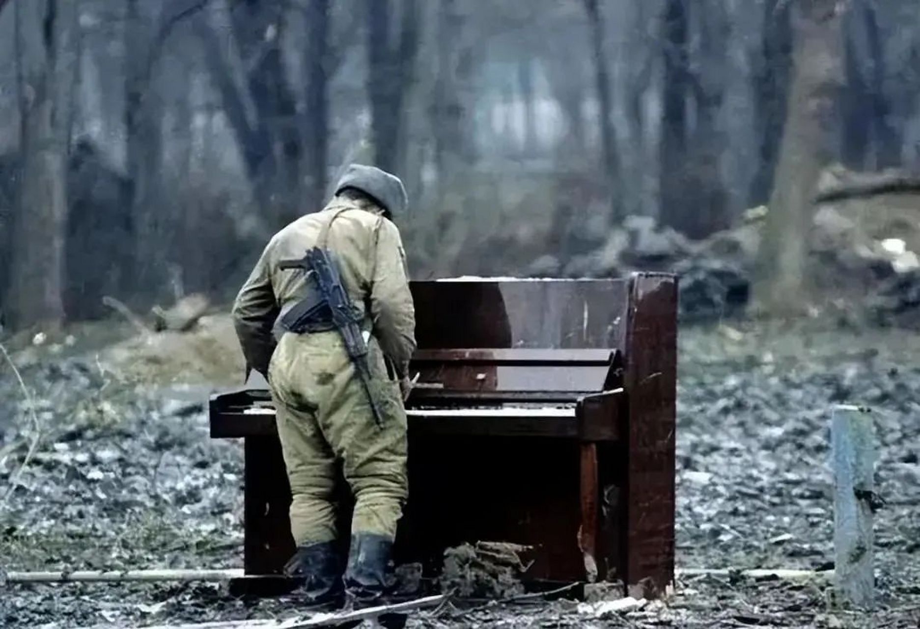 一九九四年,车臣战争中,一名俄罗斯士兵在弹钢琴.