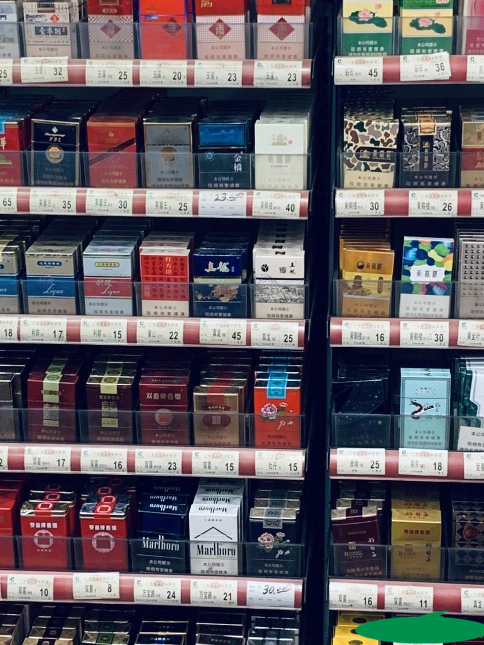 黄鹤楼硬品道属于硬异型,口感醇香细腻,余味回甜生津,属于国烤香烟中