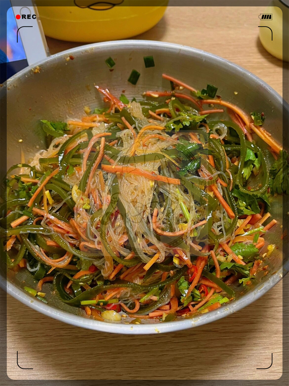 不妨试试这个菜谱保证美味又健康 所需食材粉丝胡萝卜海带 制作