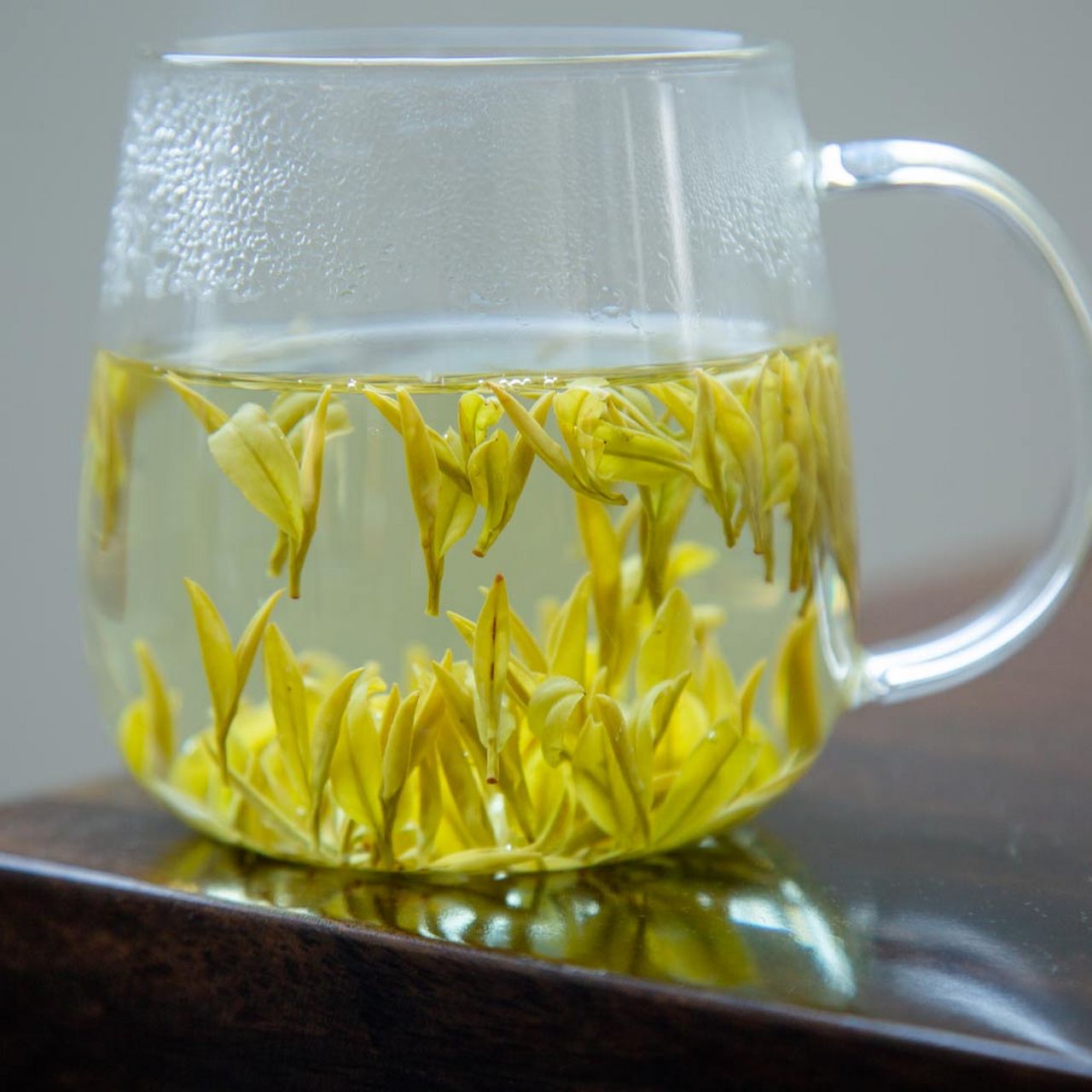 广德黄金芽属绿茶的珍稀黄化茶树种质资源品种,采用无性系黄化类优良