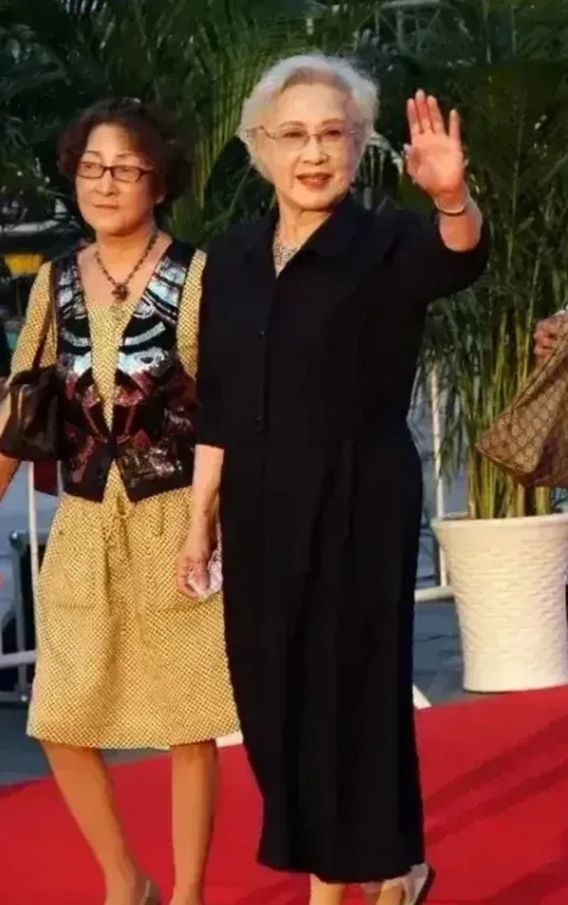 秦怡昔日罕见和女儿金斐姮同框走红毯!