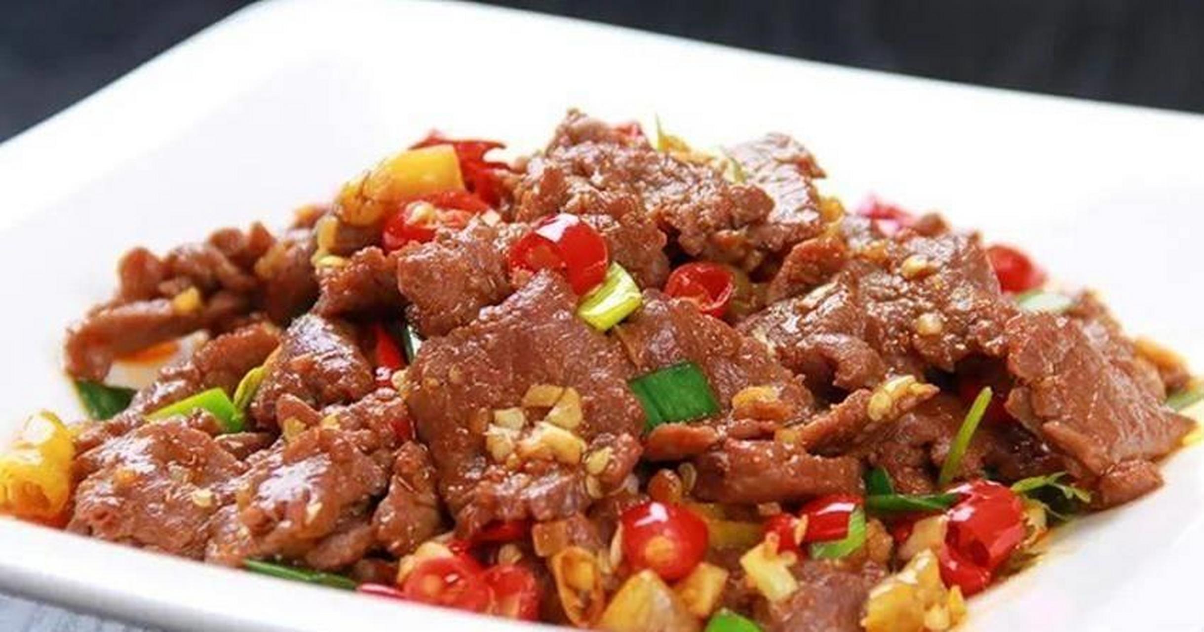 黄酒黑胡椒炖牛肉 主要成分 牛排:两片 配件 黑胡椒酱:两包;调味油:两