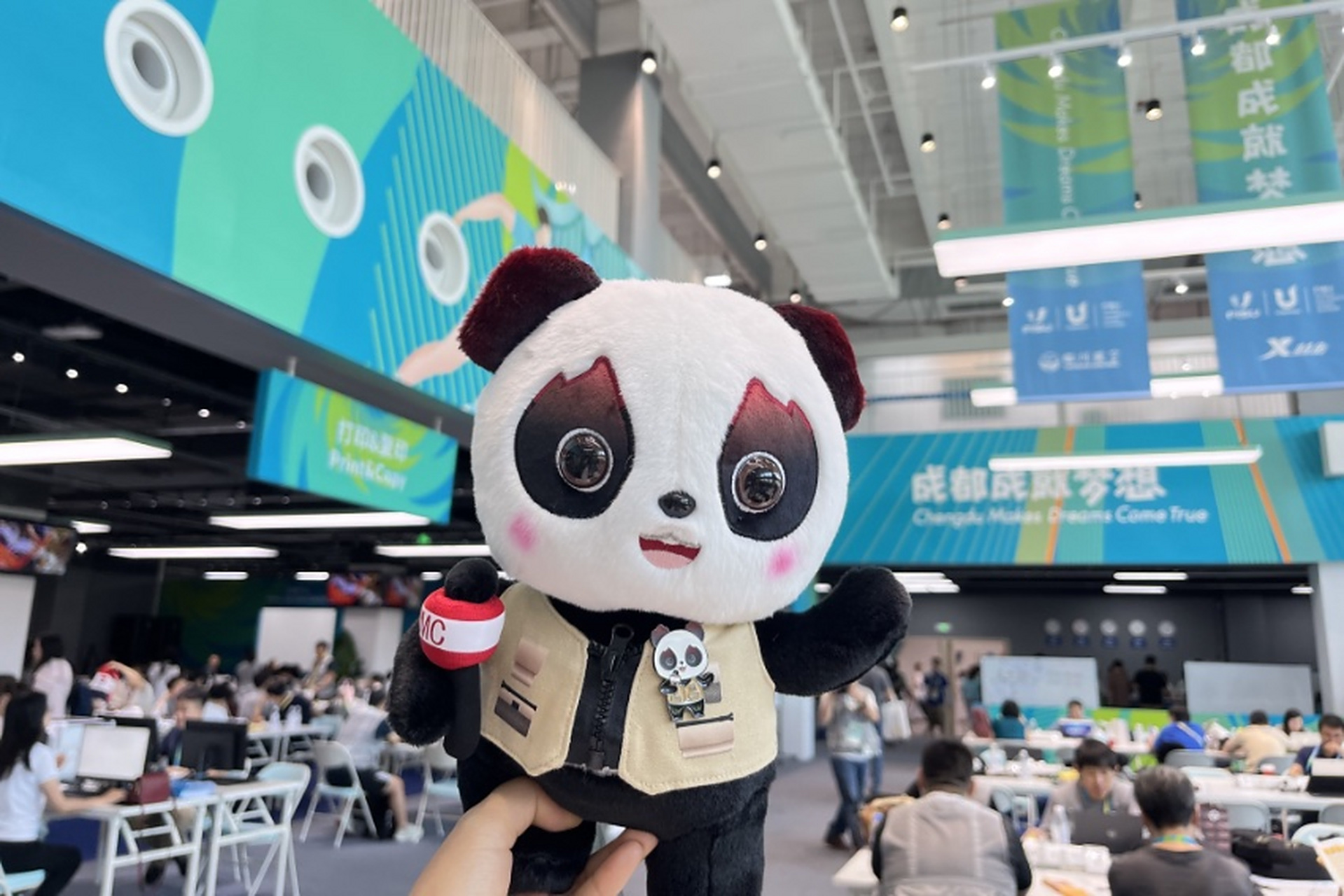 【大运观察 | "显眼包"蓉宝】近日,成都大运会吉祥物"蓉宝"火出了圈