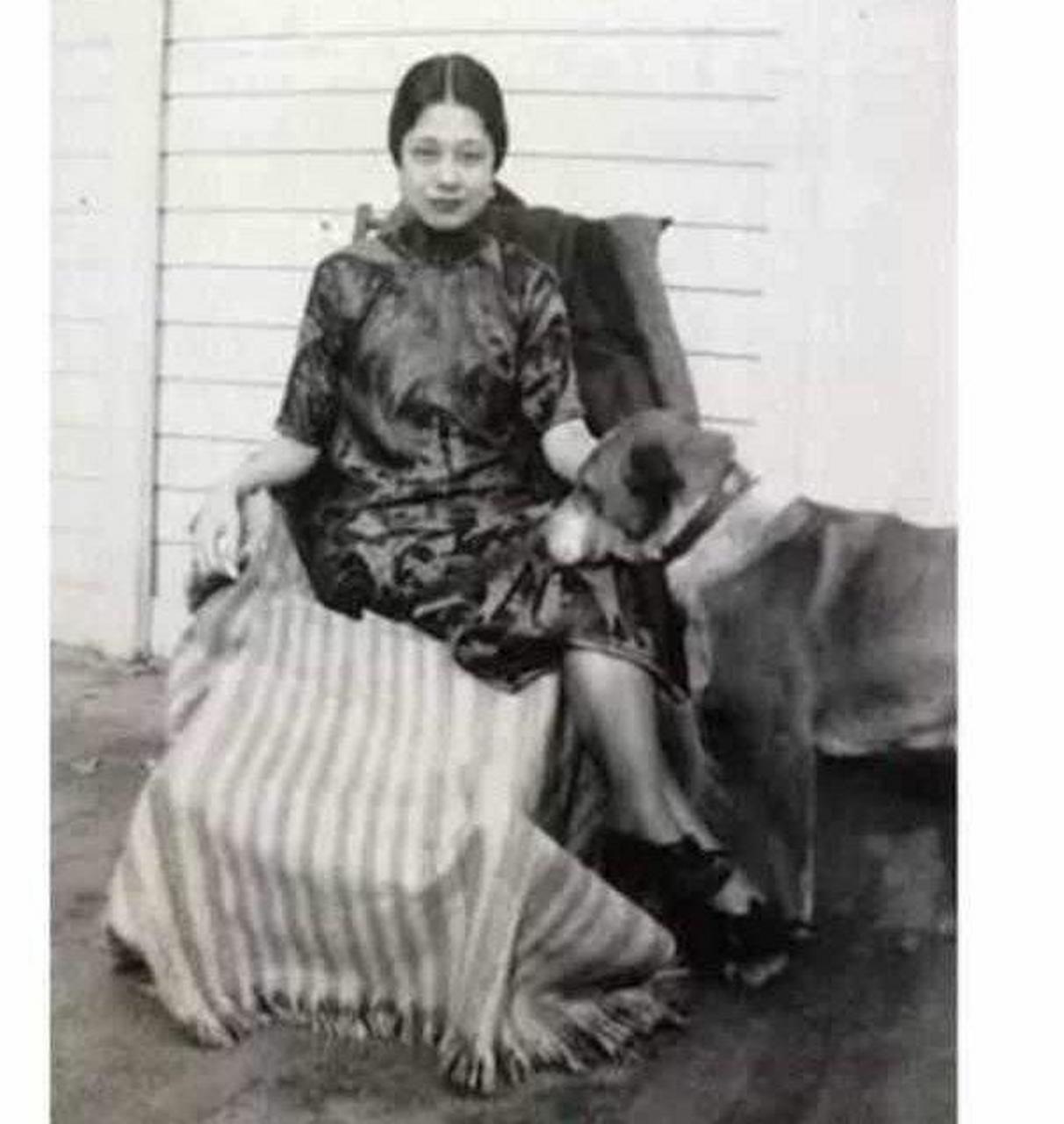 镇江崇实有个女子学校,校长叫朱韵珩,有一天,朱韵珩突然找卫立煌提出