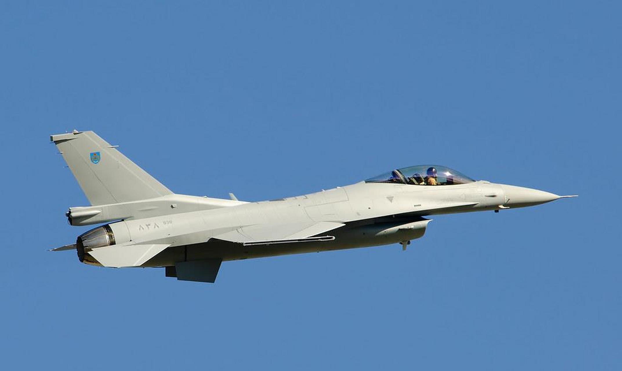 阿曼空军f-16 block50,似乎自装备以来就没有洗过,甚至涂层都已剥落