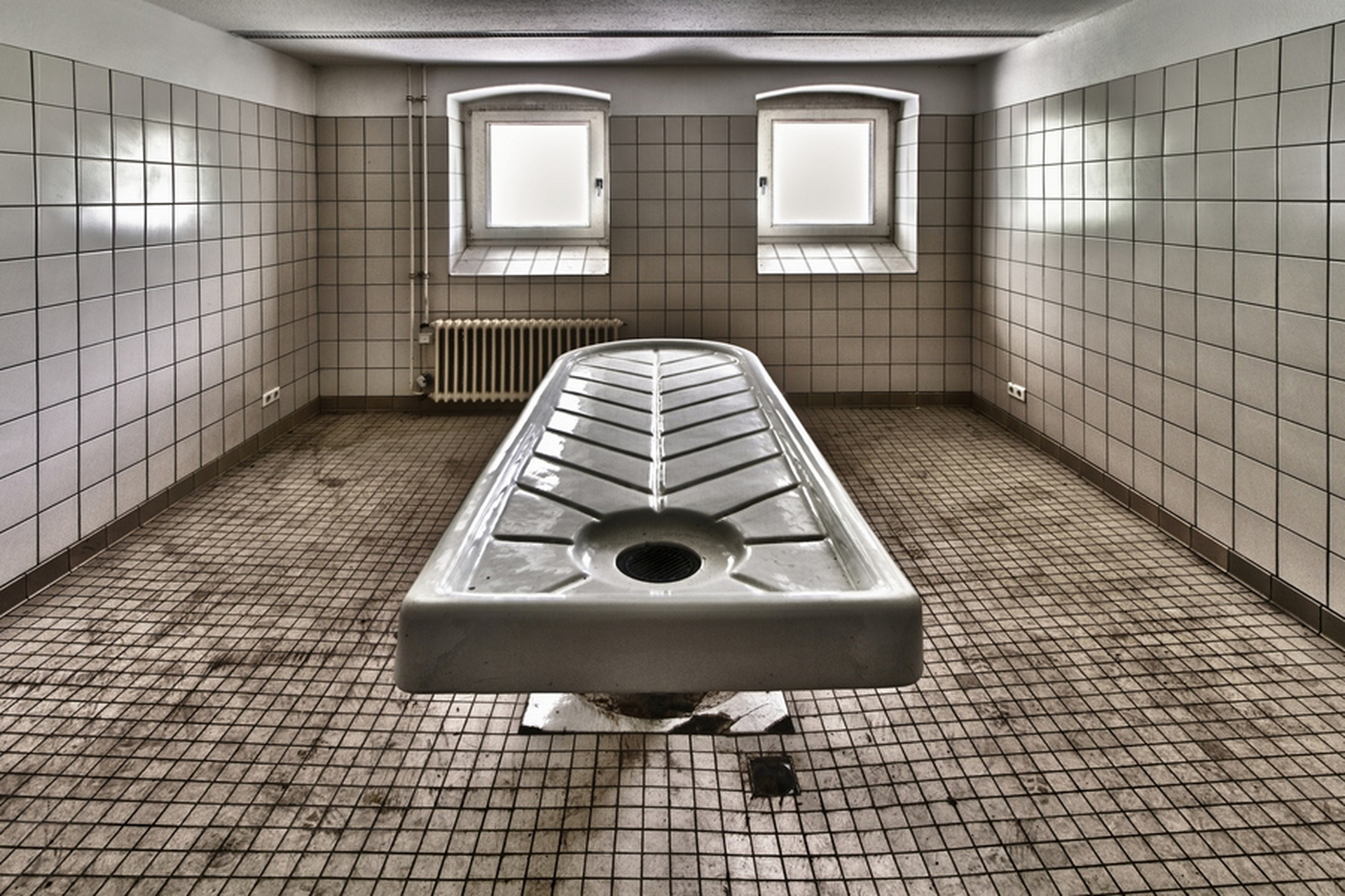 1968年,北京301医院太平间里,一个女人久久伫立在一具烧焦的尸体前,令