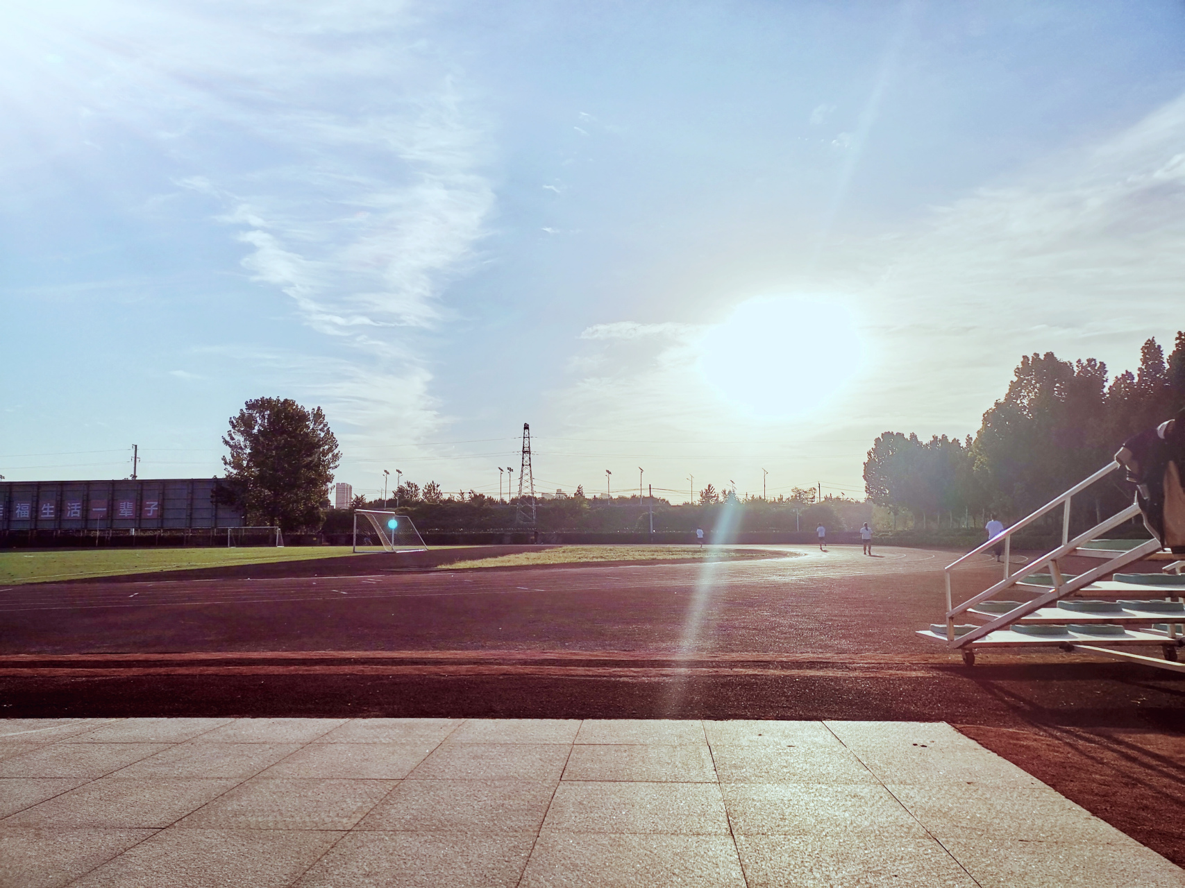 唤醒你的可能是一缕晨光照进 ,可能是窗外的几声鸟啼,可能是班委督促