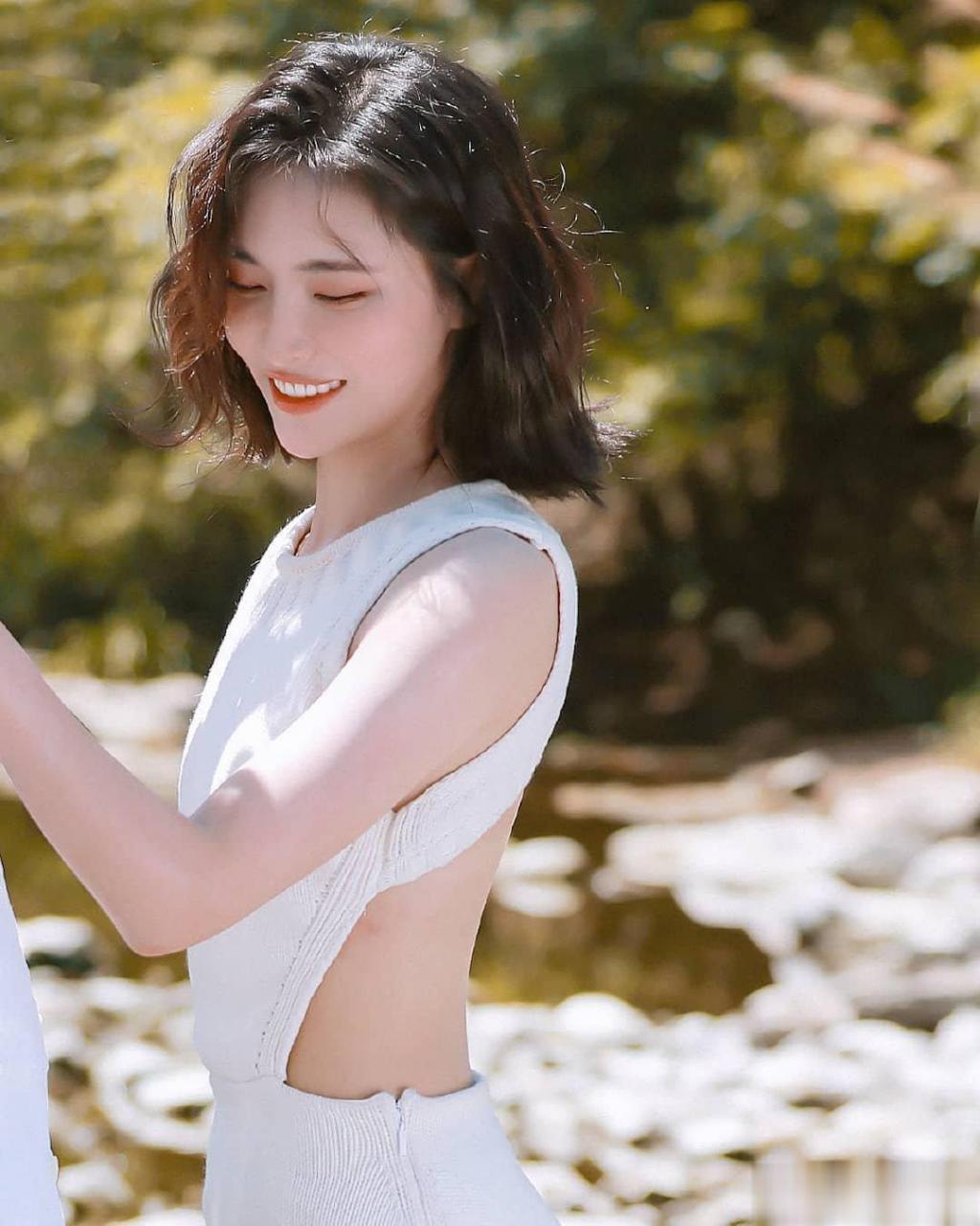 许佳琪# 一袭白裙清纯靓丽,顾盼流转楚楚动人!
