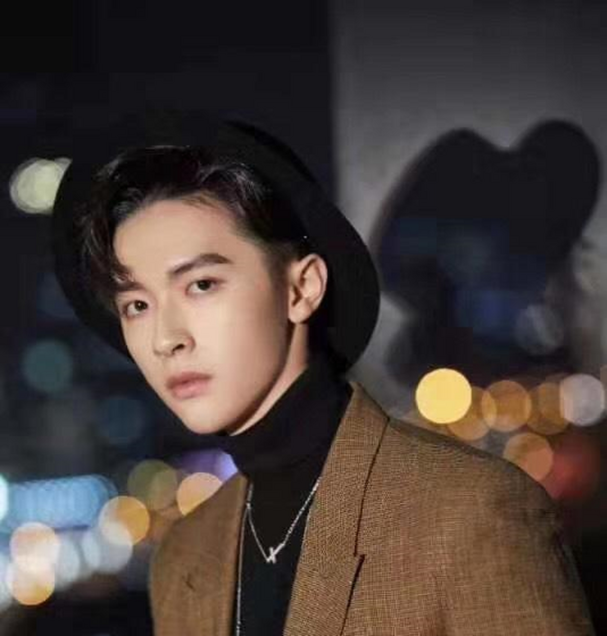 mahb时尚先生盛典昨晚召开,张逸杰卡其色西服低调时尚[悠闲]