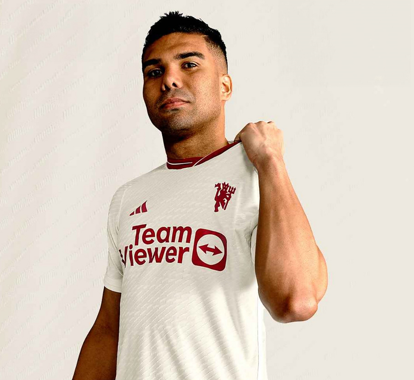 曼联23/24新赛季第二客场球衣正式发布! 我摘了眼镜以为我军的球衣!