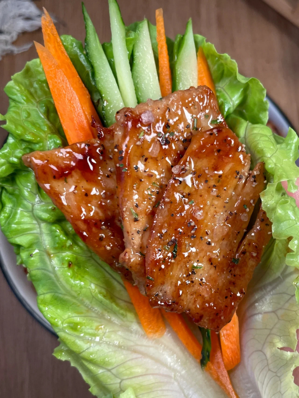 香煎鸡胸肉,撒上椒盐黑胡椒碎再来一点欧芹碎,搭配黄瓜胡萝卜丝,用