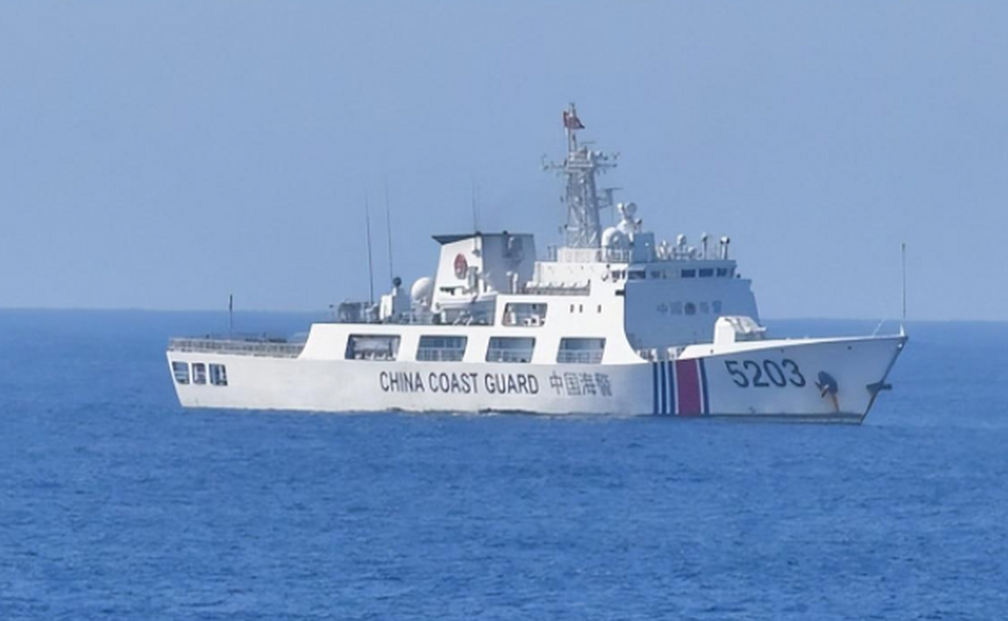 菲律宾公务船南海对峙我海警,距离仅36米,海马斯反舰6发脱靶 根据