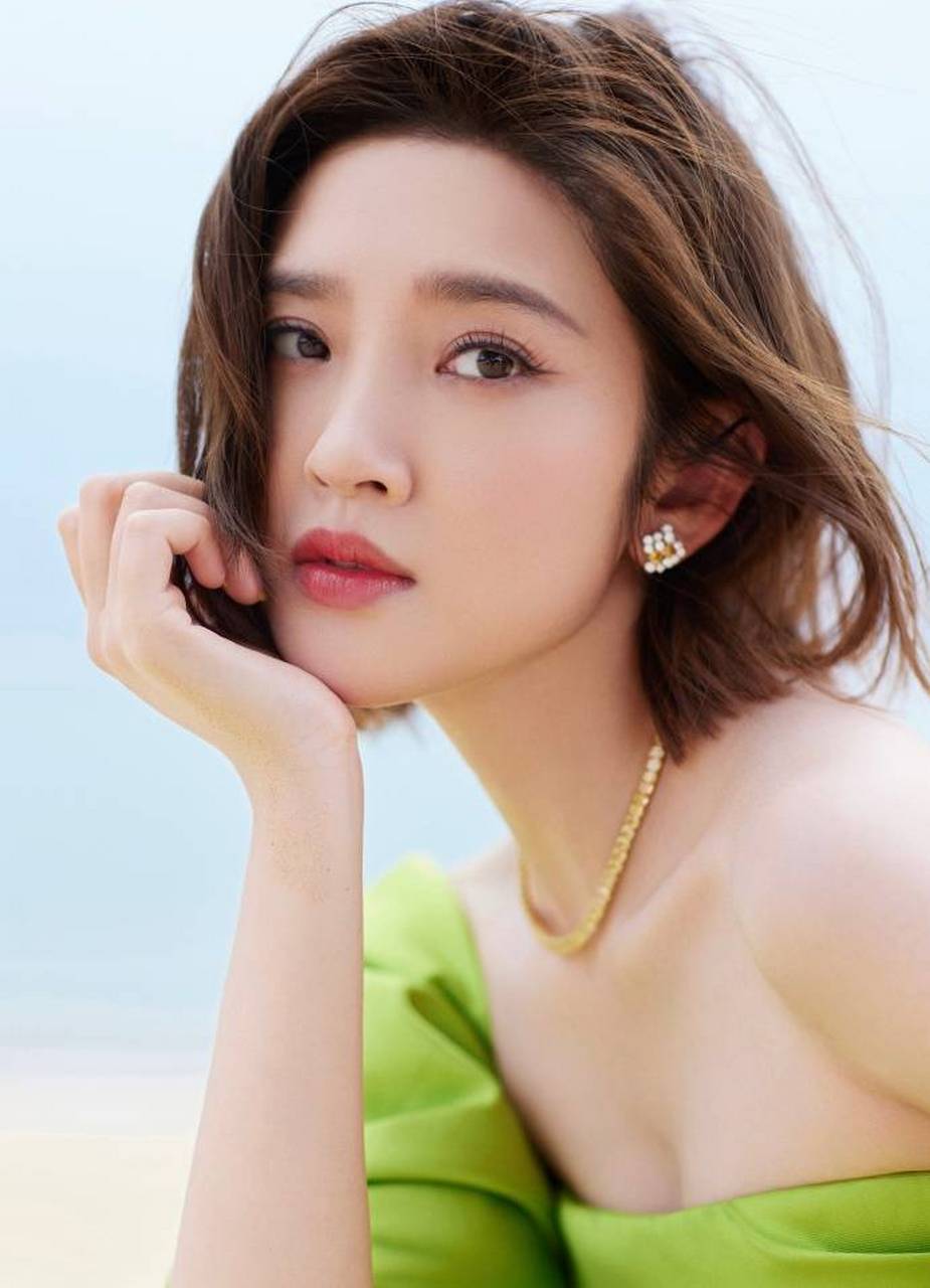 唐艺昕三亚写真大片, 穿抹胸裙大秀好身材!  4月15日,唐艺昕在社交平