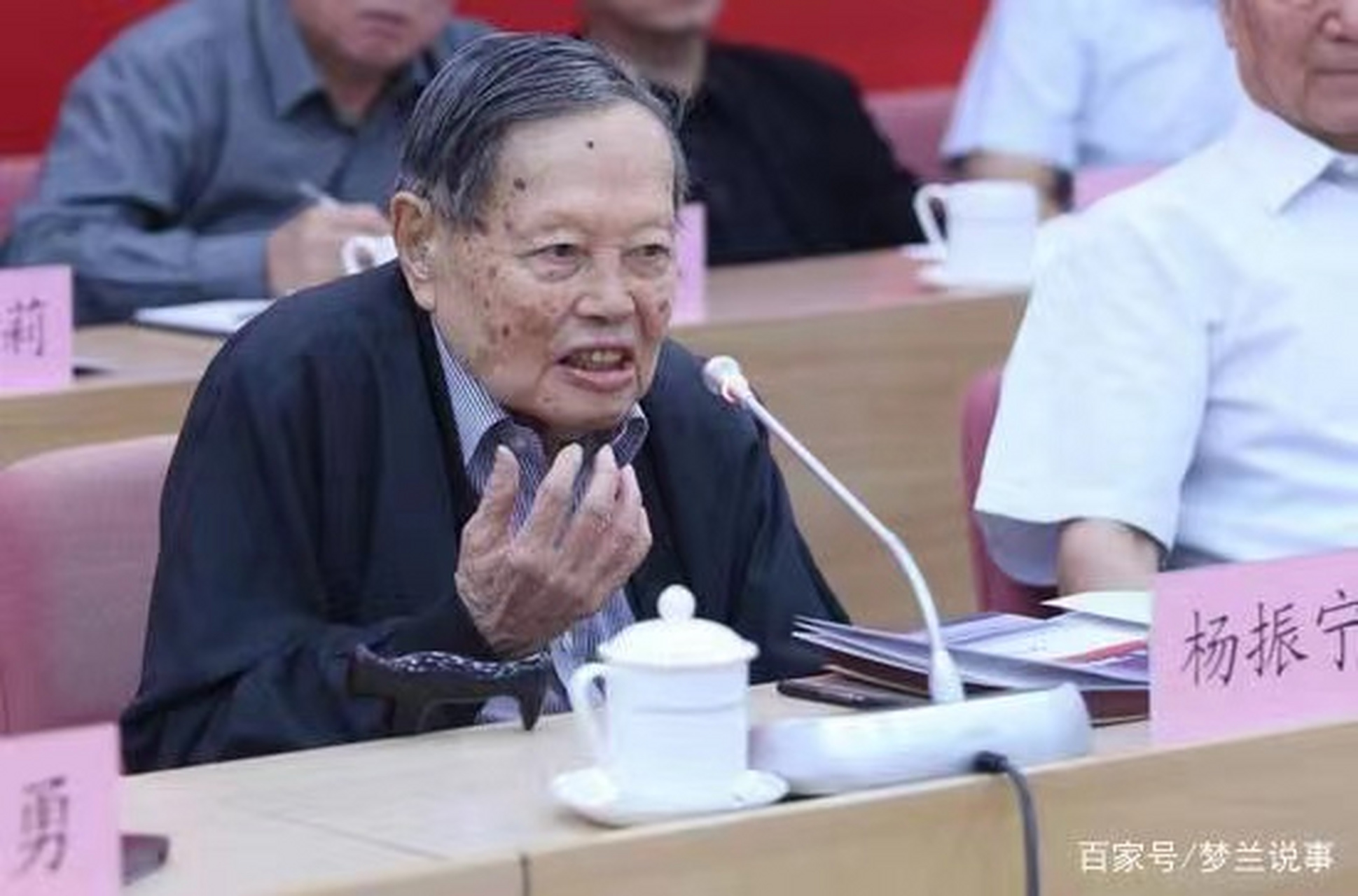 第一次见杨振宁时,翁帆只有19岁; 杨振宁73岁,没料到日后缘分那么深.