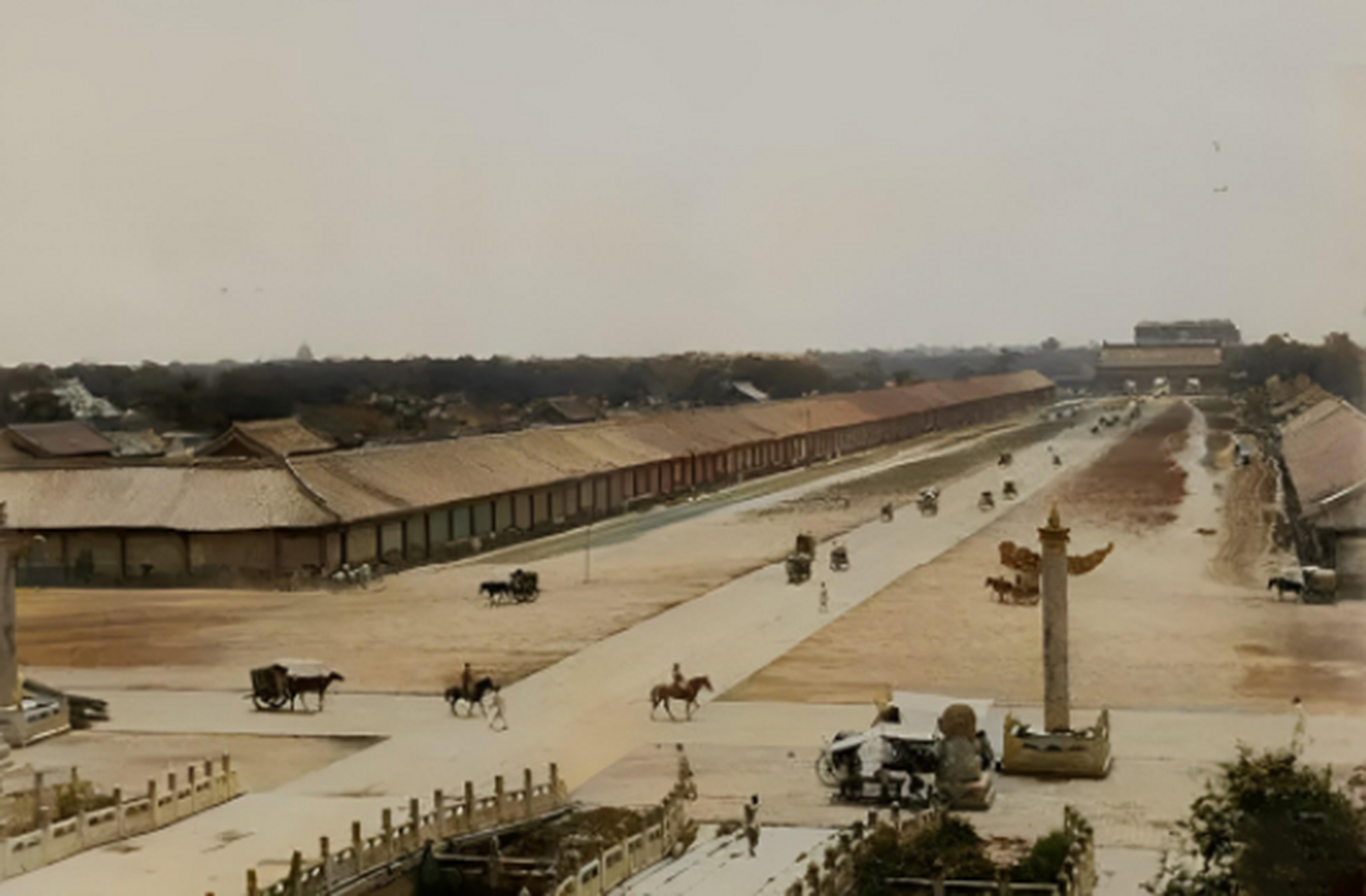 1901年八国联军占领北京期间,千步廊位于天安门南面,前门以北,在清朝