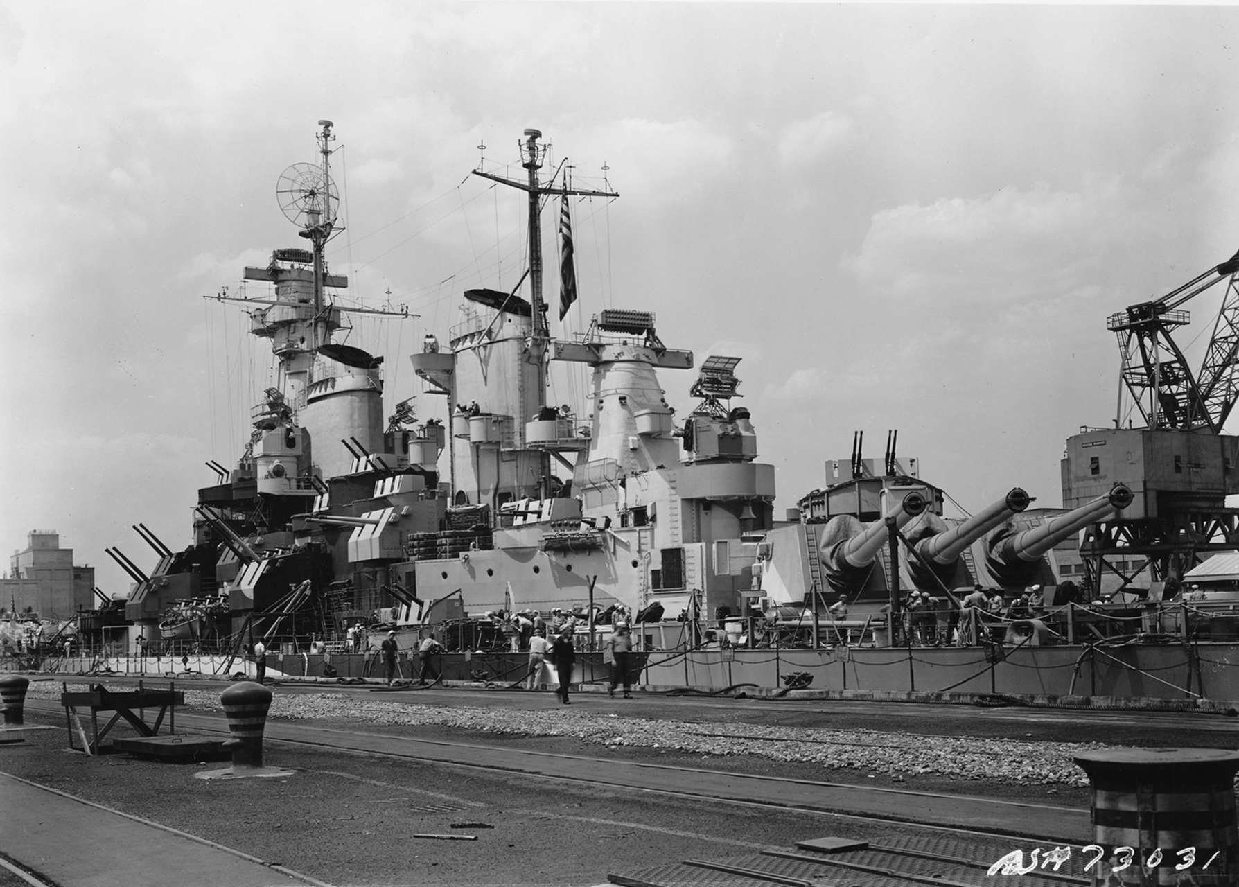 1944年7月23日,在纽约海军造船厂内的美国海军密苏里号战列舰(uss