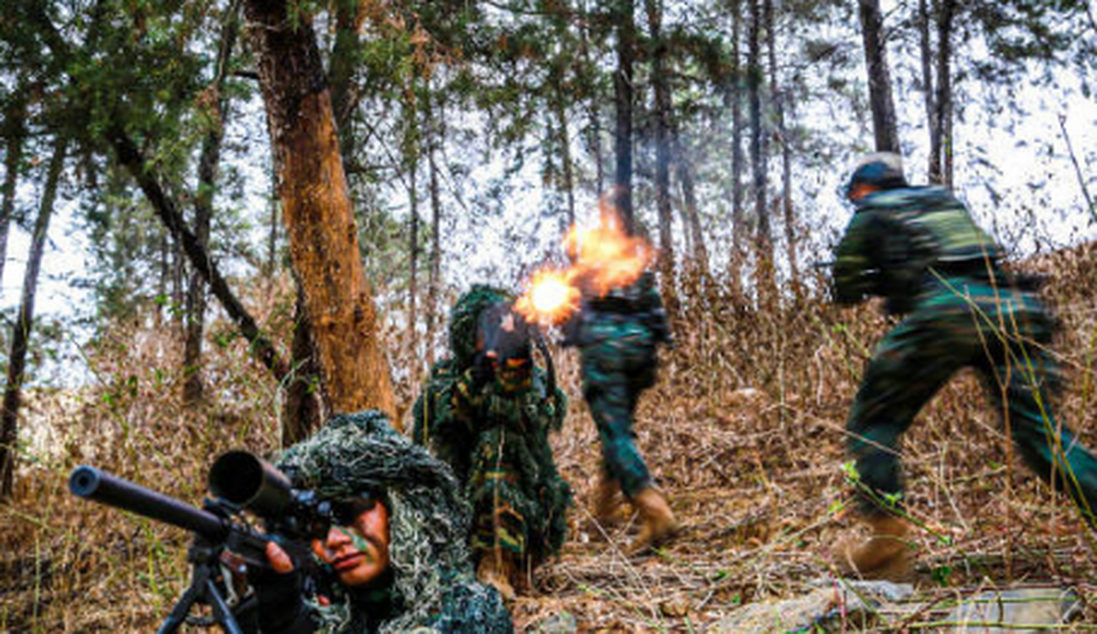 直击武警云南总队怒江支队特战队员山林地捕歼战斗演练  近日,武警