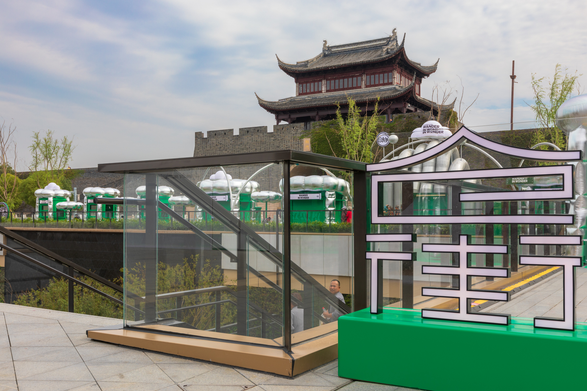 苏州仓街商业广场掠影  近日,位于苏州平江路与相门古墙之间的仓街