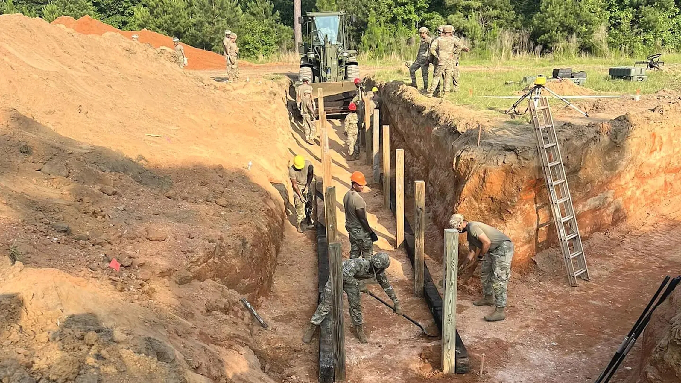吸取乌克兰战争经验,美军开始加强挖战壕训练.