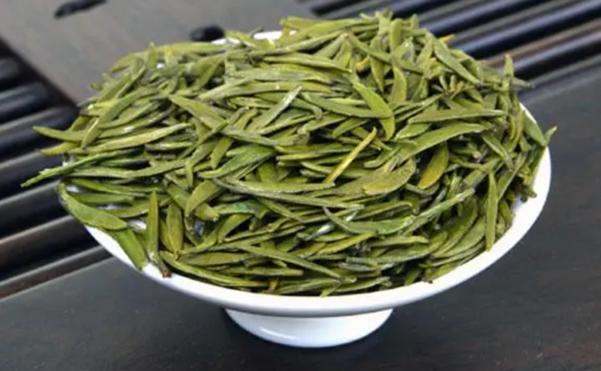 "峨眉雪芽"是贯穿峨眉山茶史与茶文化中的千古香茗,其称谓年代久远.
