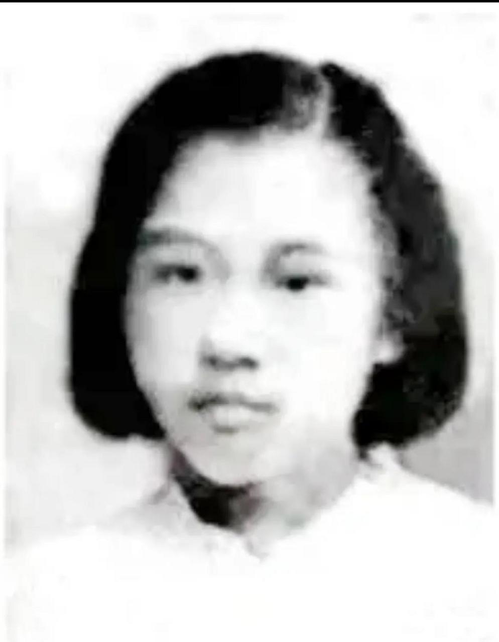 1941年,抗日女英雄杨威不幸被捕.被害前,残忍的敌人剥光她的衣服,只留